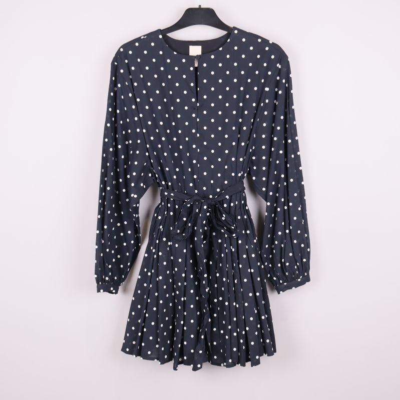 Mörkblå prickig klänning med långa ärmar och knytband framifrån