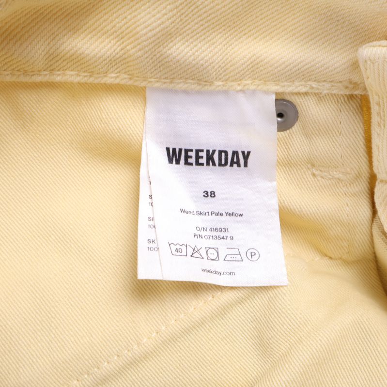 Inneretikett med storlek 38 och WEEKDAY-logo