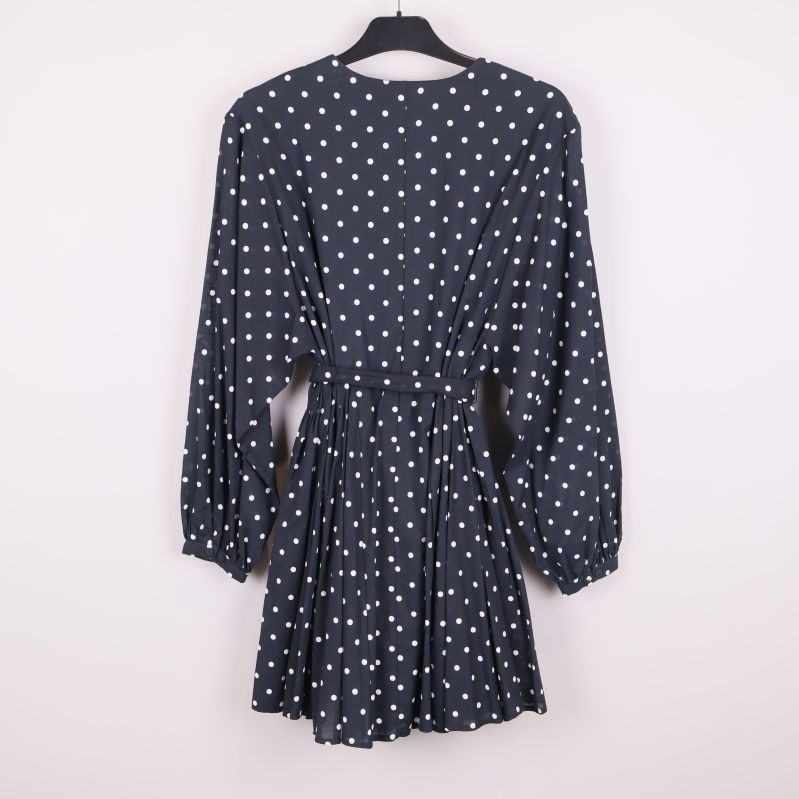 Mörkblå prickig klänning med långa ärmar bakifrån