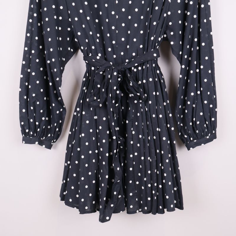 Nedre delen av klänningen med veckad kjol och knytband