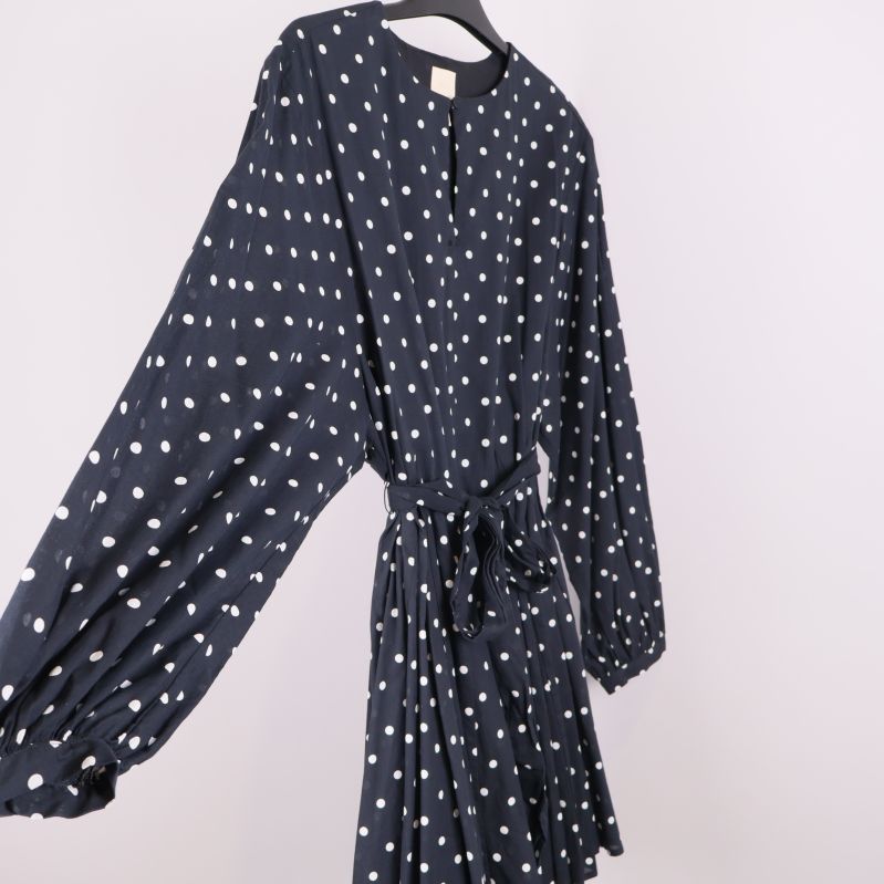 Lång ärm med resår på mörkblå prickig klänning från sidan