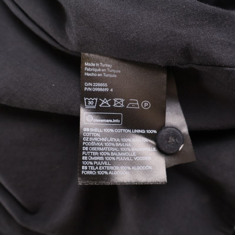 Materiallapp som visar 100% bomull på insidan av klänningen