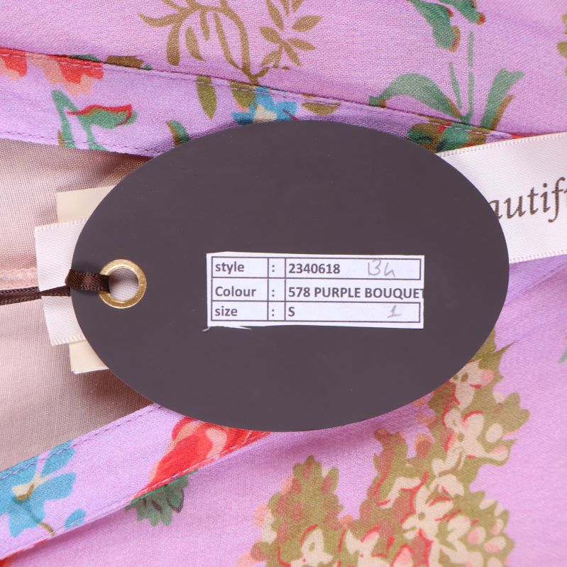 Produktetikett med storlek S, Purple Bouquet och style-nummer