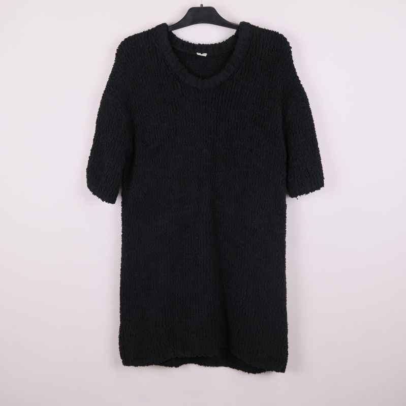 Svart stickad tröjka framifrån