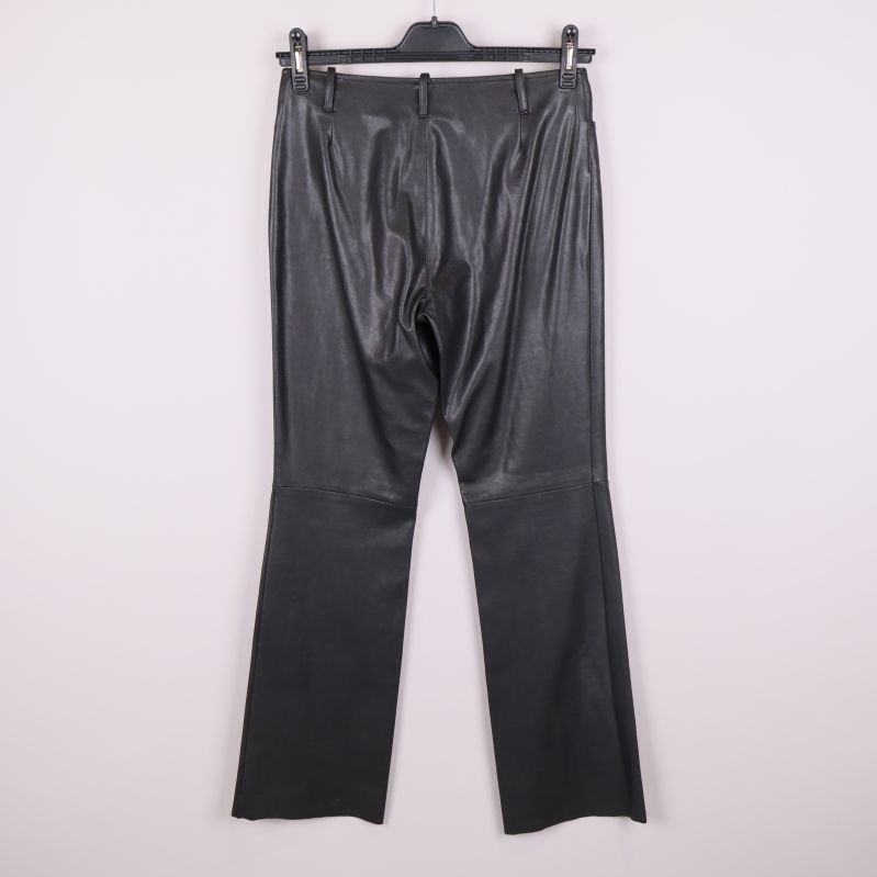 Svarta coated byxor visade bakifrån