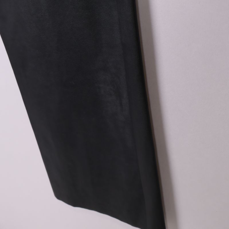 Närbild på fläck nederdelen av benet på svarta byxor