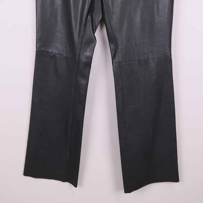 Nedre benparti på svarta byxorna med synliga sömmar