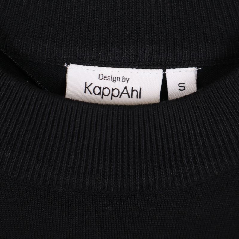 Närbild på label Design by KappAhl och storlek S