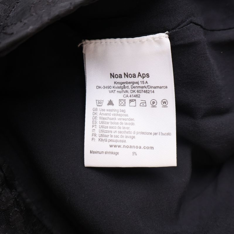 Material- och tvättetikett i byxorna från Noa Noa