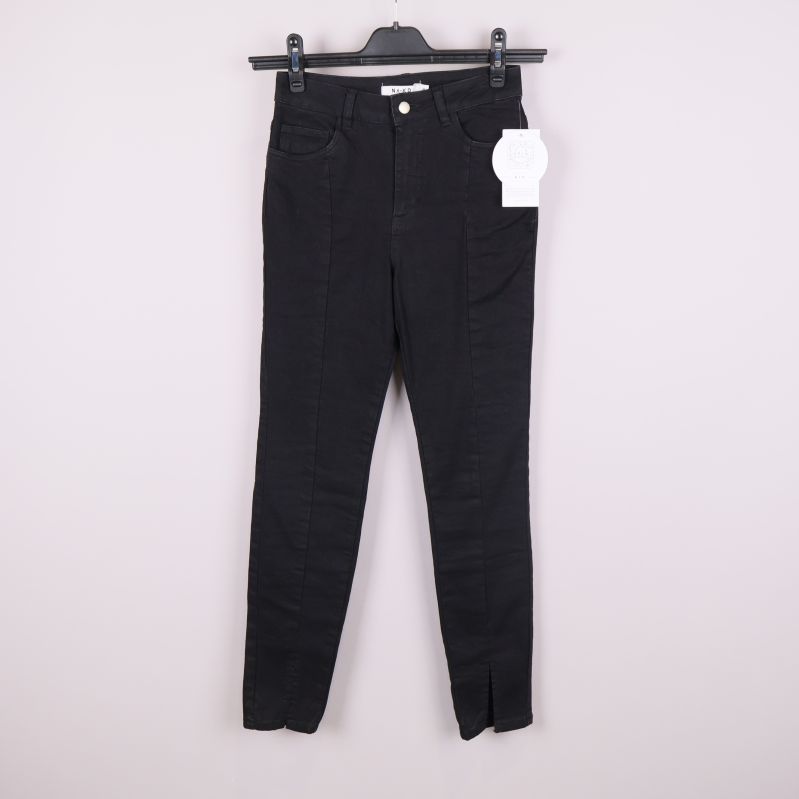 Framsida av svarta skinnyjeans med slits nertill
