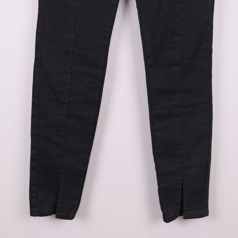 Närbild på bensluten med slits på jeansen