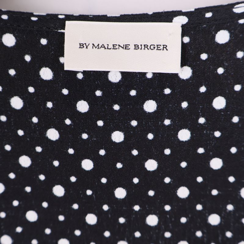Närbild på By Malene Birger label i klänningen