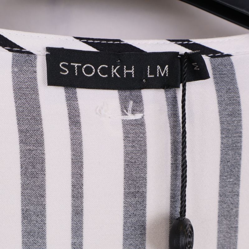 STOCKH LM märkesetikett syns invändigt i kragen
