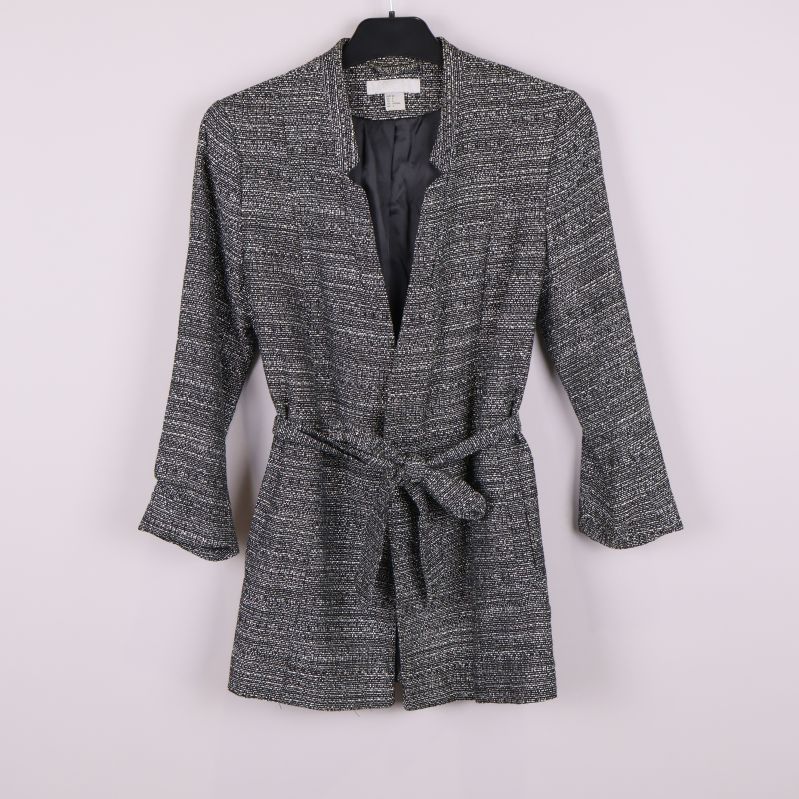 Kavaj med svartvitt vävt mönster och knytskärp framifrån