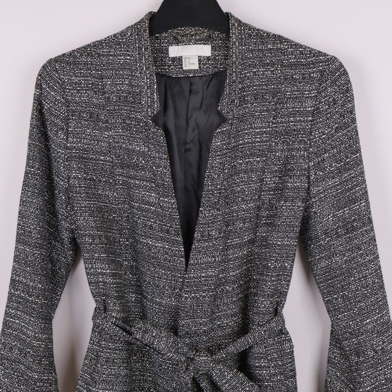 Närbild av kavajens framsida, krage och knytskärp syns tydligt