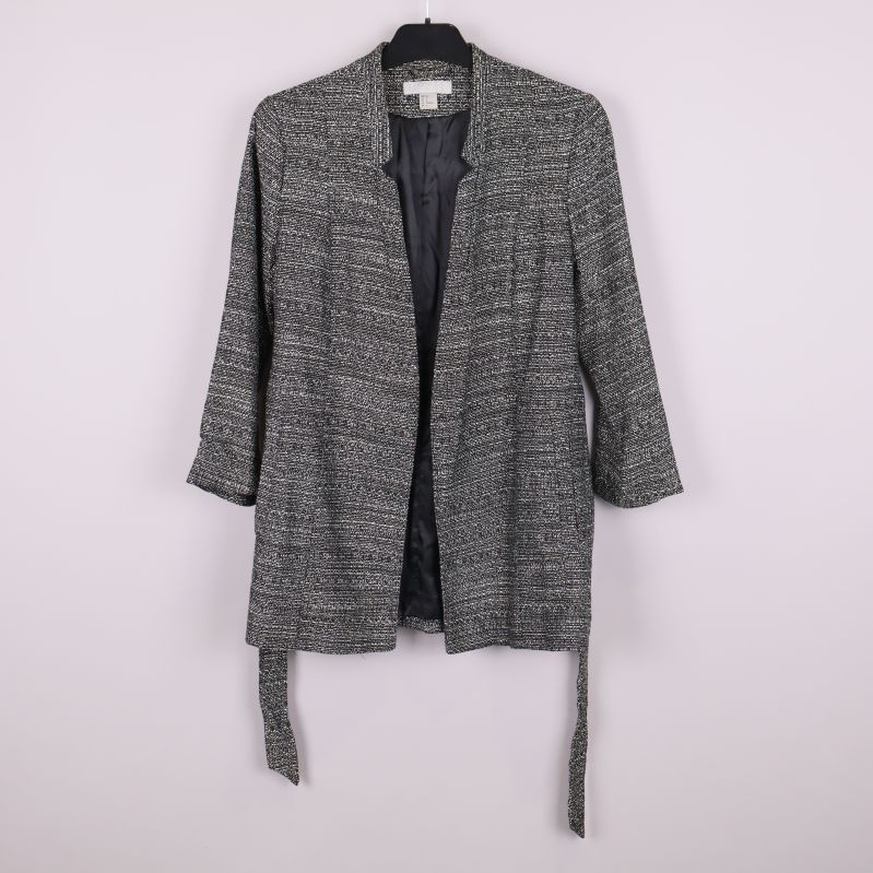 Kavaj i svartvitt mönster upphängd utan knytskärpet knutet