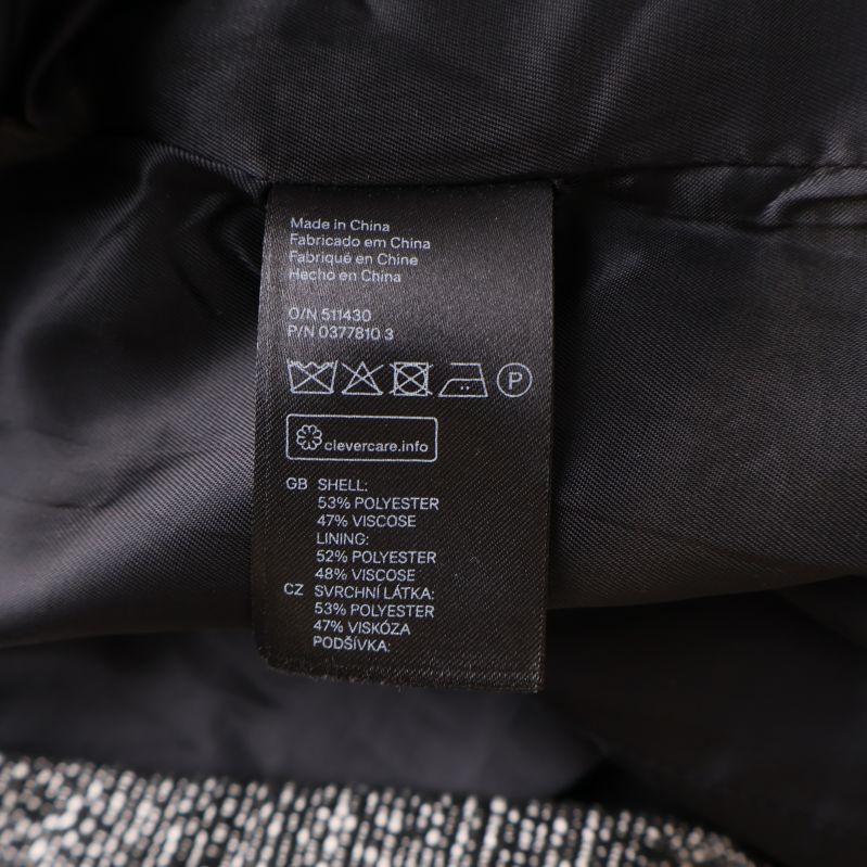 Materiallapp med information om tygsammansättning på insidan av kavajen