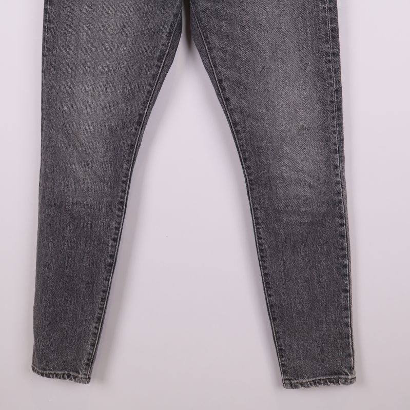 Ben och benslut på grå jeans