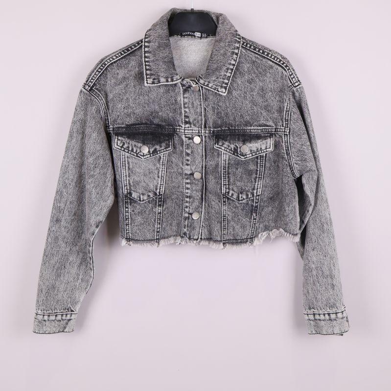 Grå cropped jeansjacka framifrån