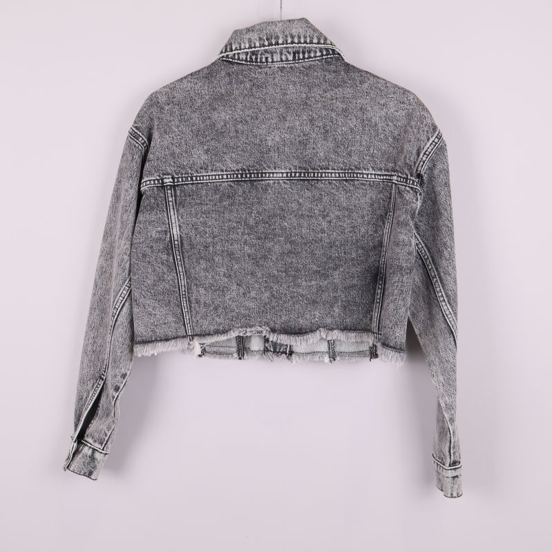 Baksidan av grå jeansjacka med rå kant
