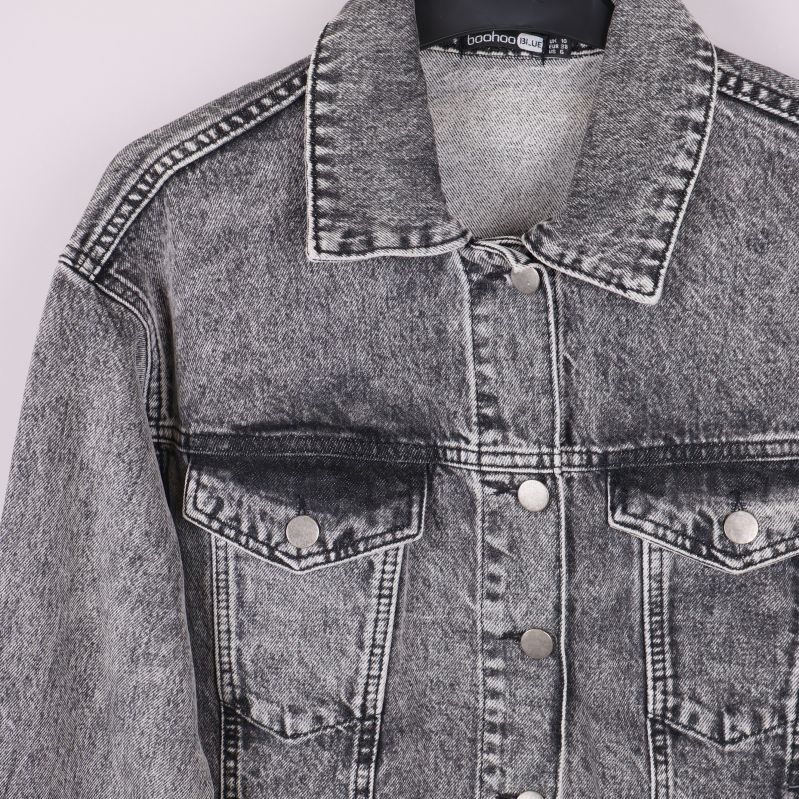 Detalj av framsidan på jackans bröstfickor