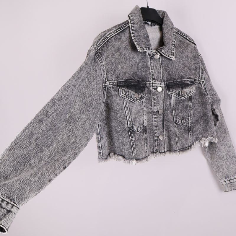 Grå jeansjacka i sned vinkel