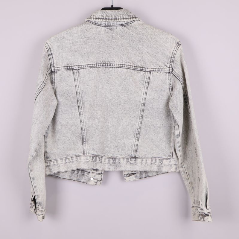 Baksida av ljus acid wash jeansjacka 