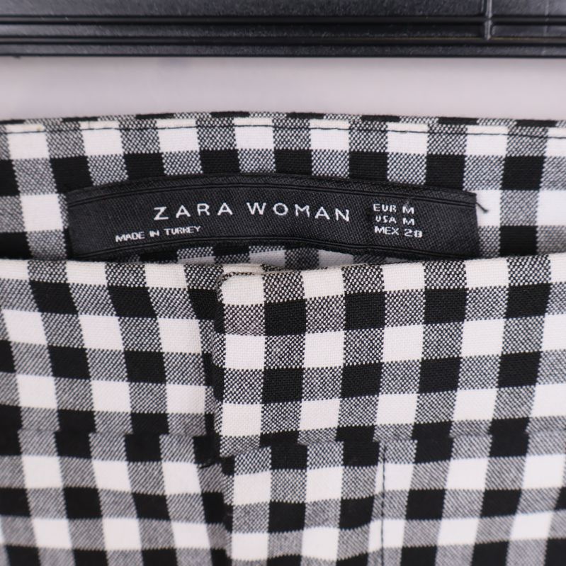 Närbild på etikett med ZARA Woman i linningen