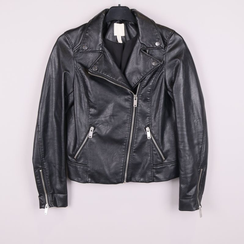 Framsidan av svart bikerjacka med dragkedjedetaljer