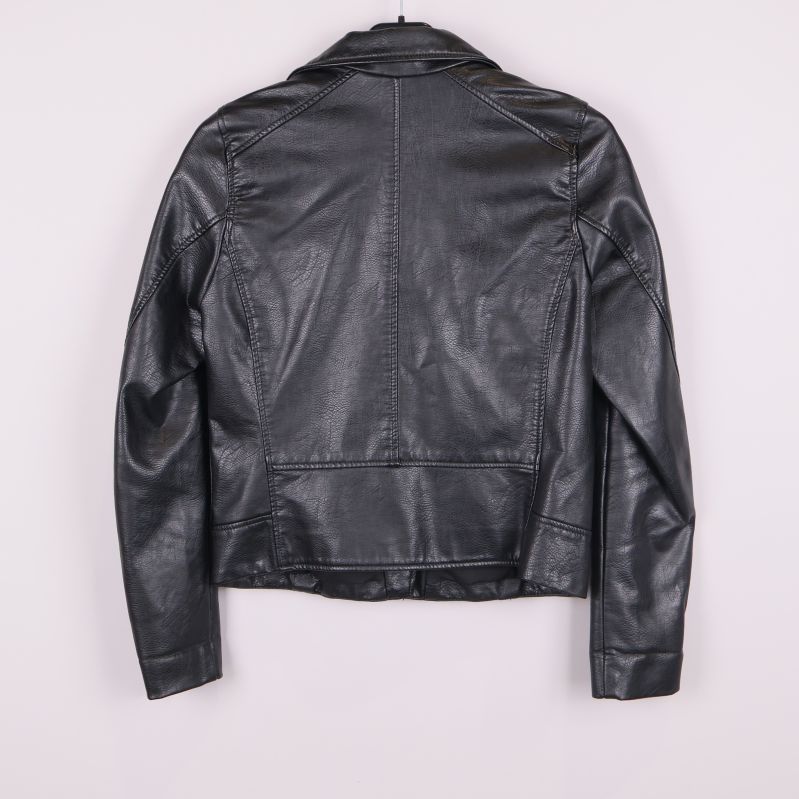 Baksidan av svart bikerjacka med markerade sömmar