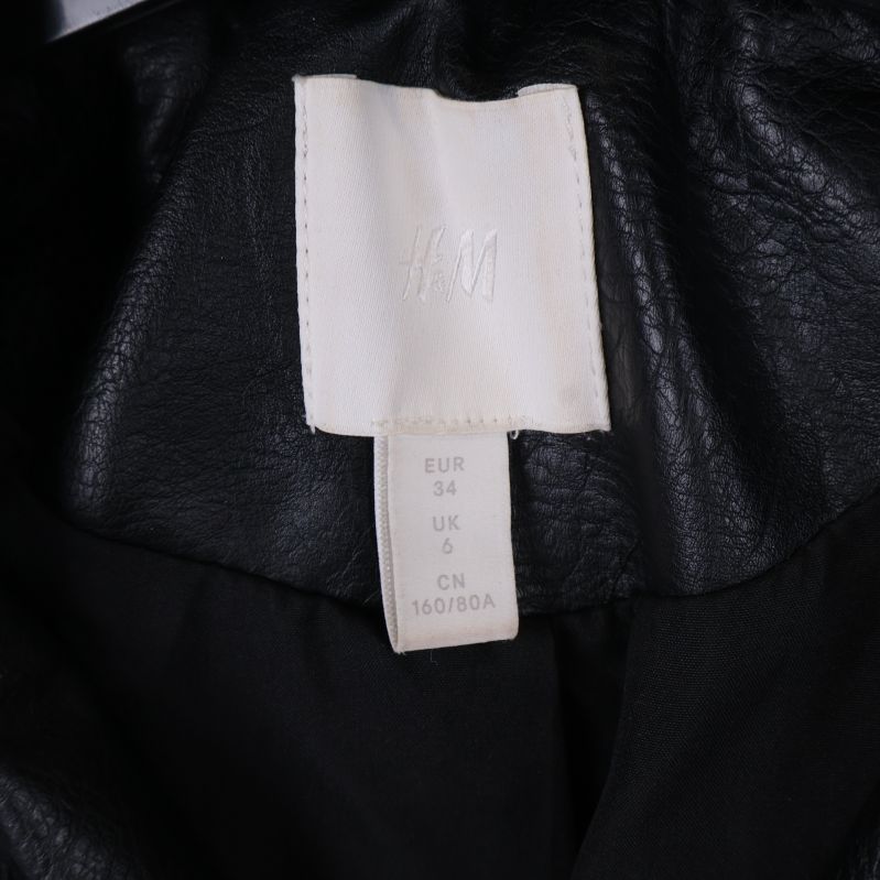 Närbild på storleksetikett H&M och EUR 34