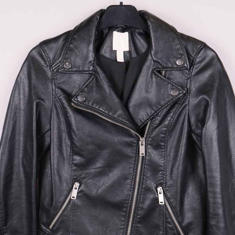 Övre del av svart bikerjacka med krage och axelknappar