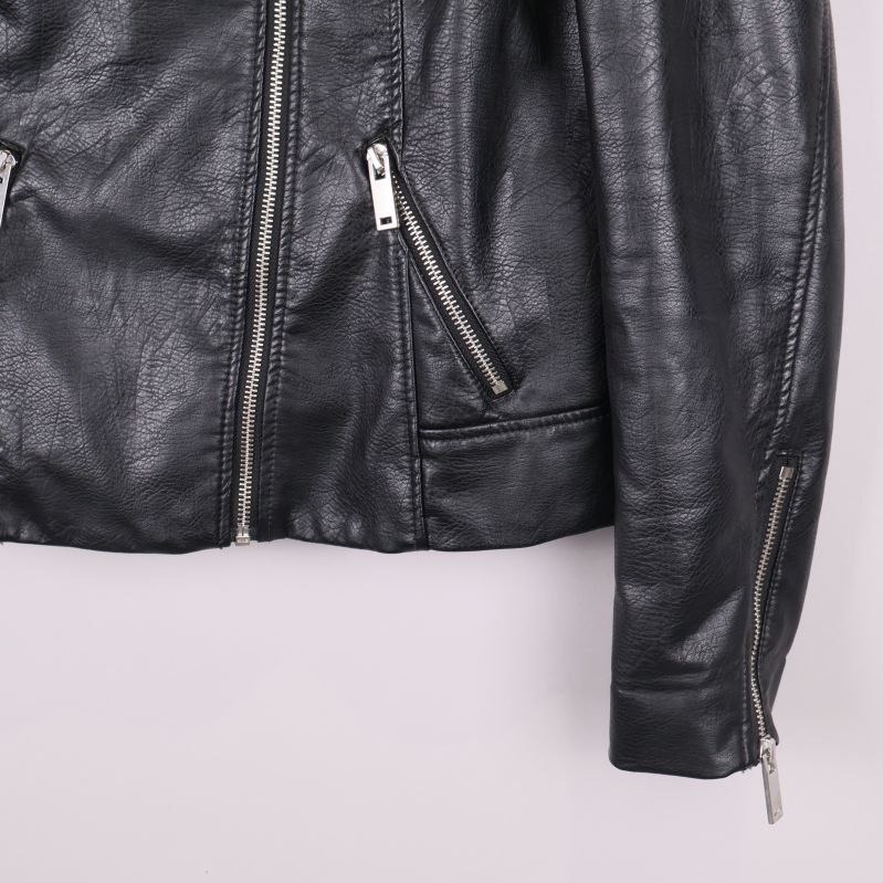 Dragkedjedetaljer på nedre högra delen av jackan