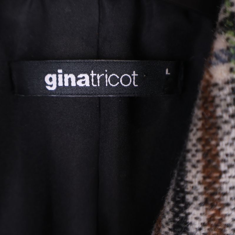 Närbild på gina tricot etikett i jacka