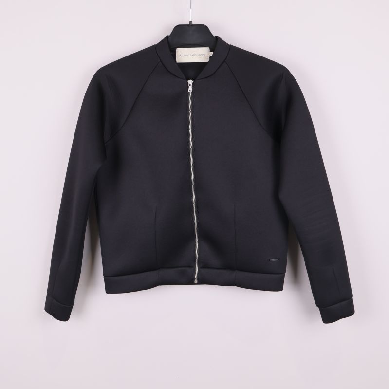 Svart bomberjacka hängande med dragkedja fram från Calvin Klein
