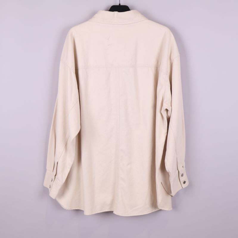 Baksidan på beige skjortjacka med rak rygg