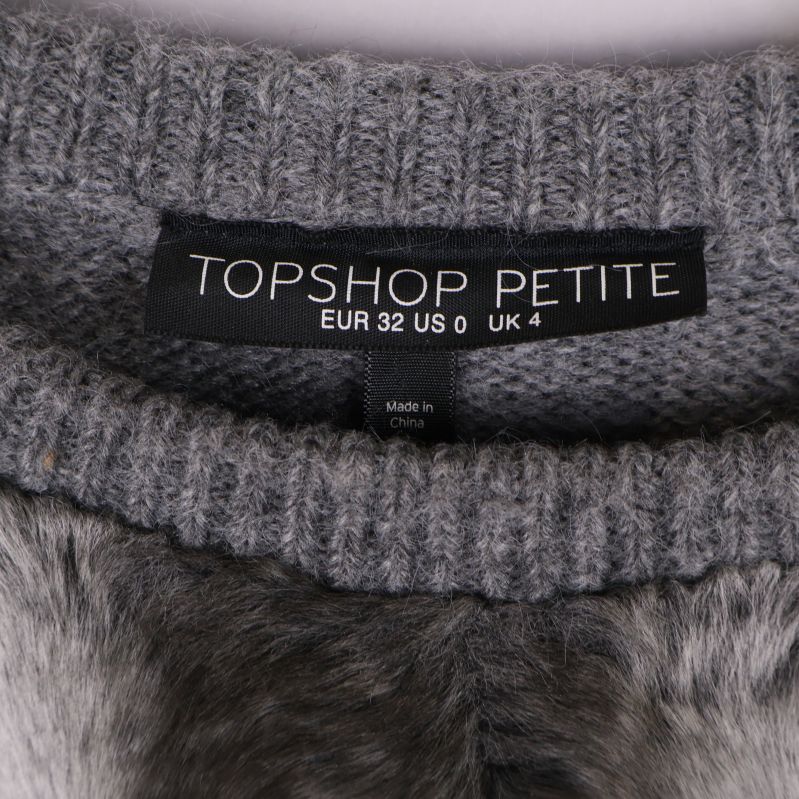 Närbild på Topshop Petite-märkeslapp i kragen