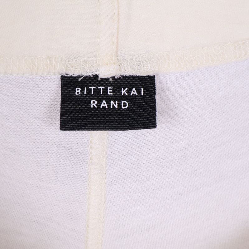 Närbild på svart etikett med text Bitte Kai Rand