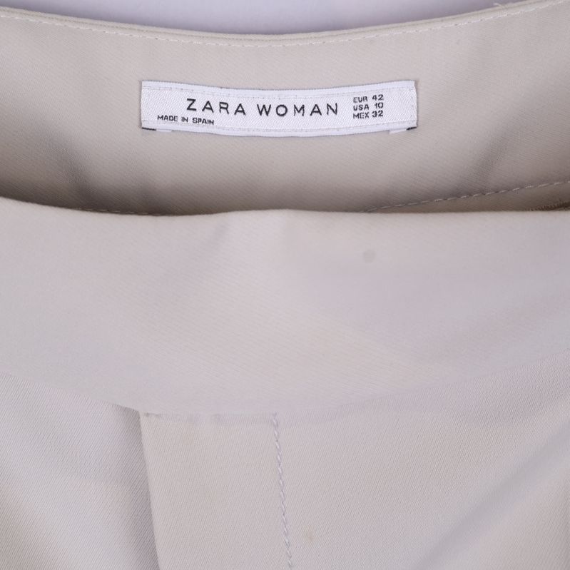 Närbild på etikett Zara Woman på insidan