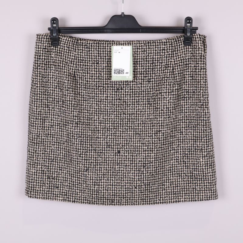 Kort kjol med beige och svart hundtandsmönster framtill