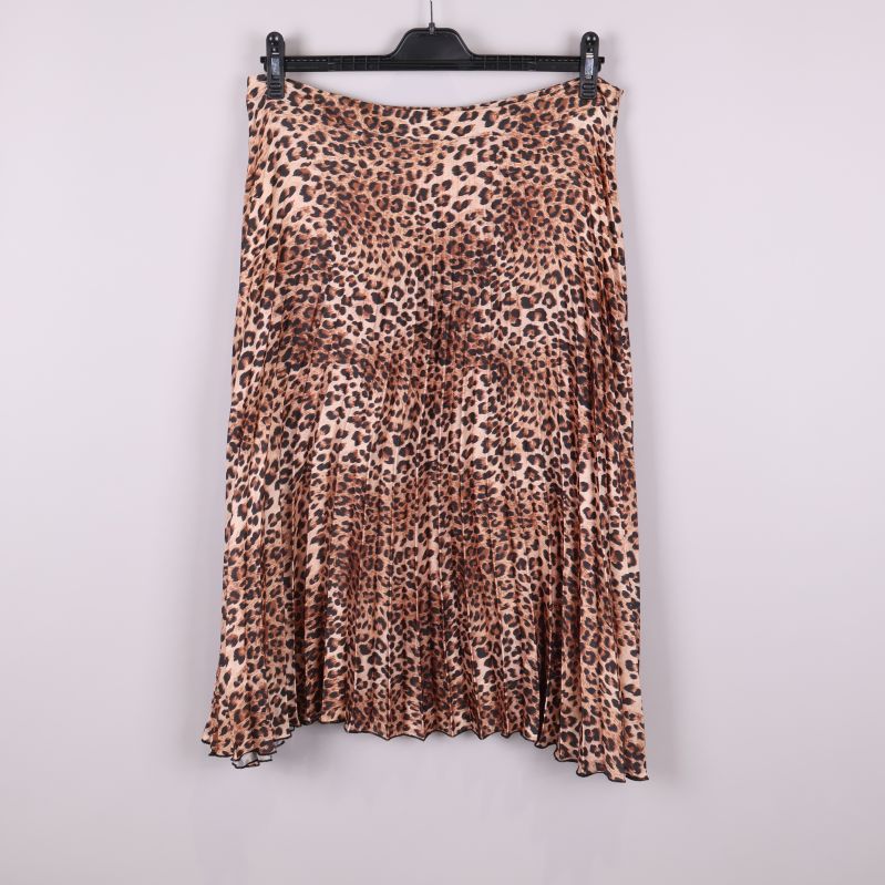 Leopardmönstrad kjol sedd bakifrån 