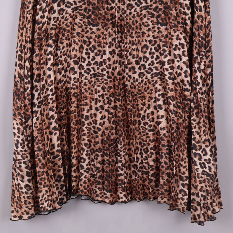 Nedre del av leopardmönstrad kjol i närbild