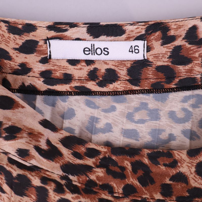Närbild på etikett från Ellos i leopardkjol