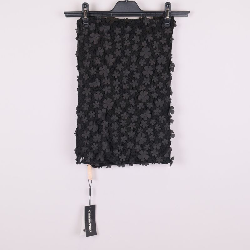 Svart scarf med blommönster 