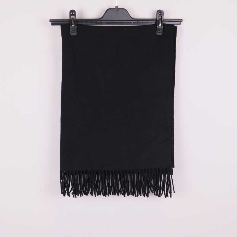 Svart halsduk med fransar 