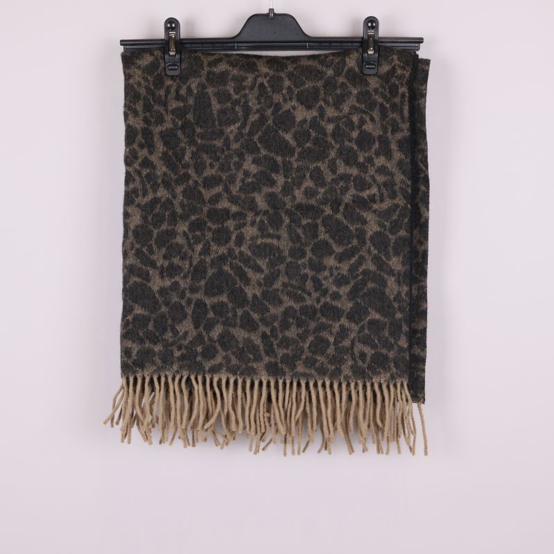 Leopardmönstrad halsduk med fransar hängande mot vit bakgrund