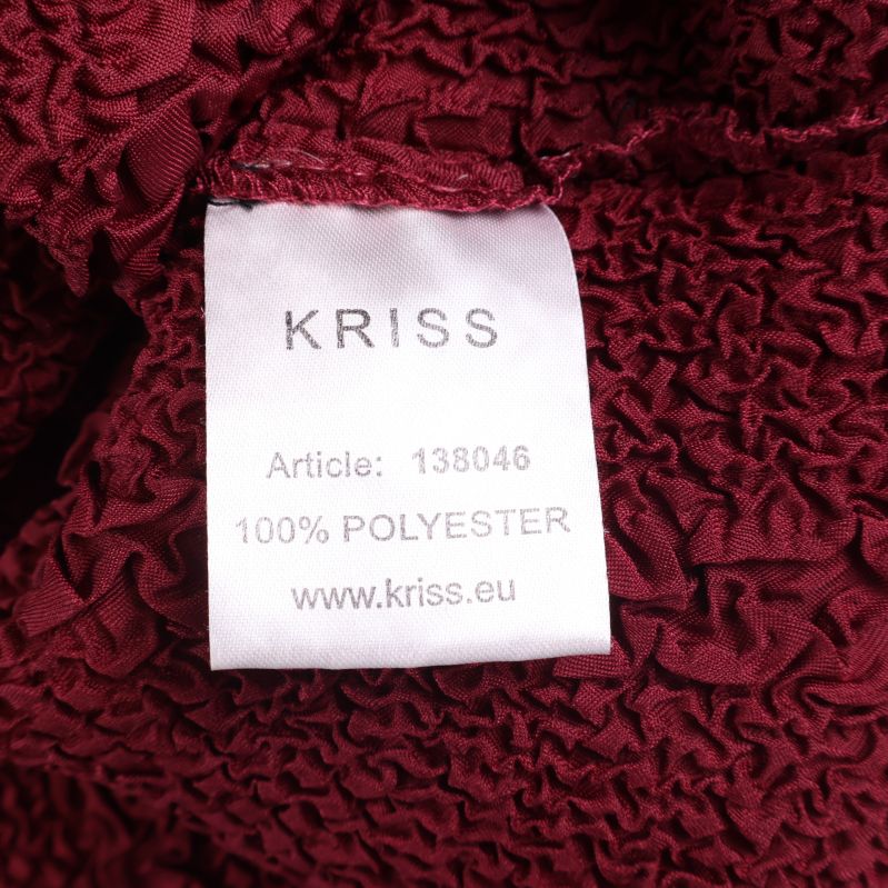 Materiallapp med texten 100% polyester och kriss-märke