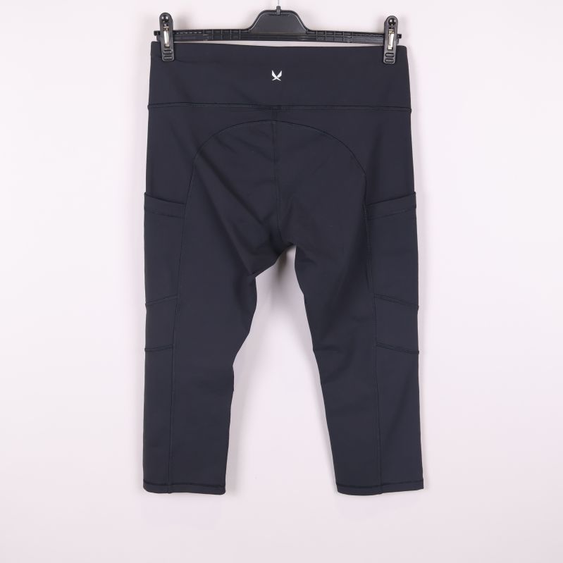 Baksida av svarta capri tights med sömdetaljer