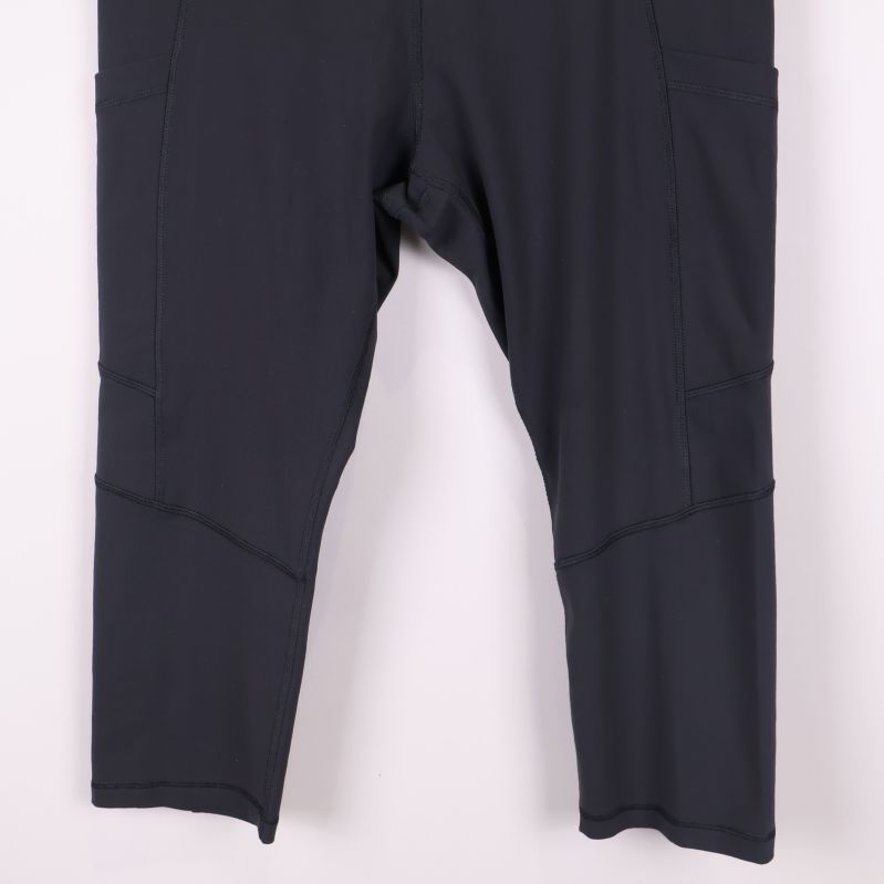 Närbild på underdelen av benen på svarta tights