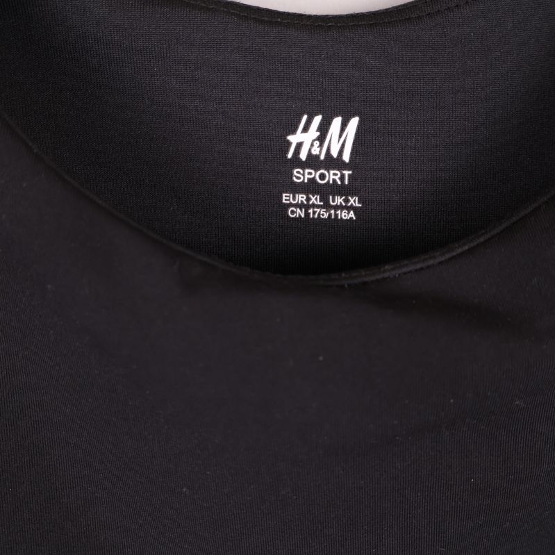 Närbild av H&M sport-bh storlek XL i nacken